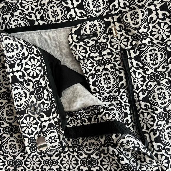 Chicos Women’s Juliet Tile Print Secret Stretch Straight Leg Pants - Picture 5 of 7